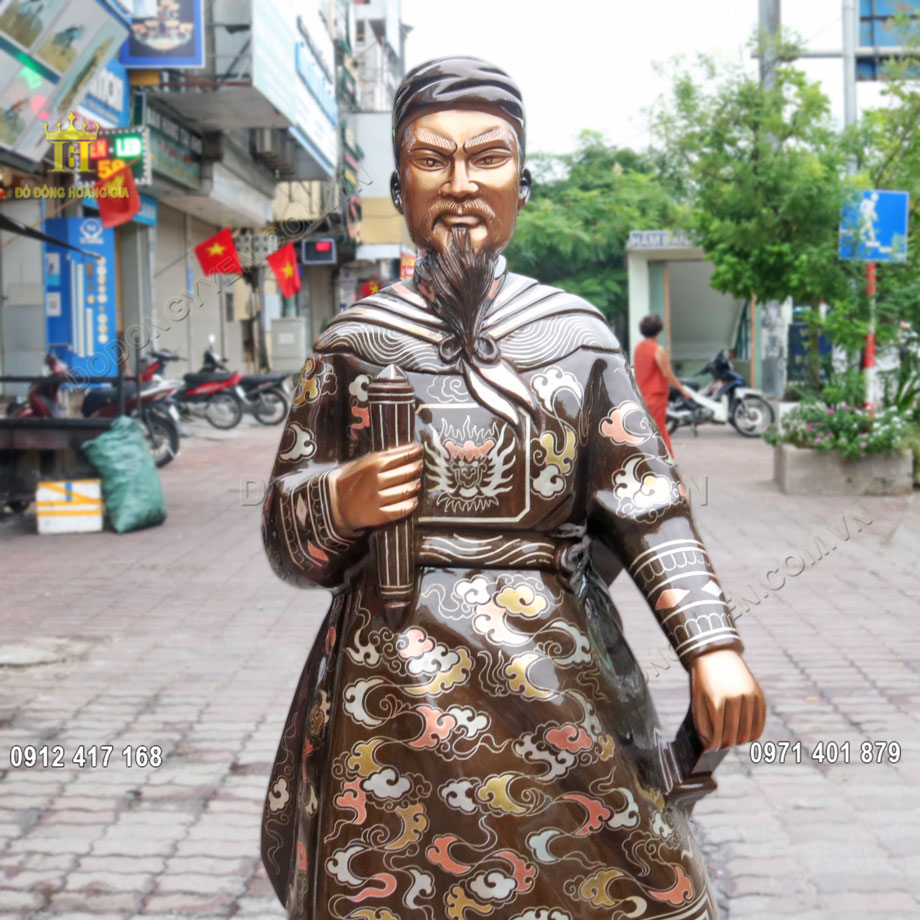 Từng đường n&eacute;t tr&ecirc;n pho tượng qu&yacute; được nghệ nh&acirc;n chế t&aacute;c tỉ mỉ v&agrave; tinh xảo